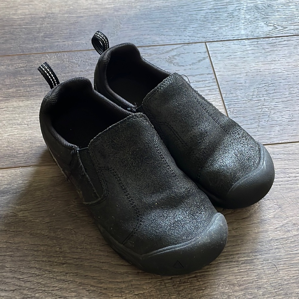 Keen boys black “Jasper” slip on shoe US 2.
